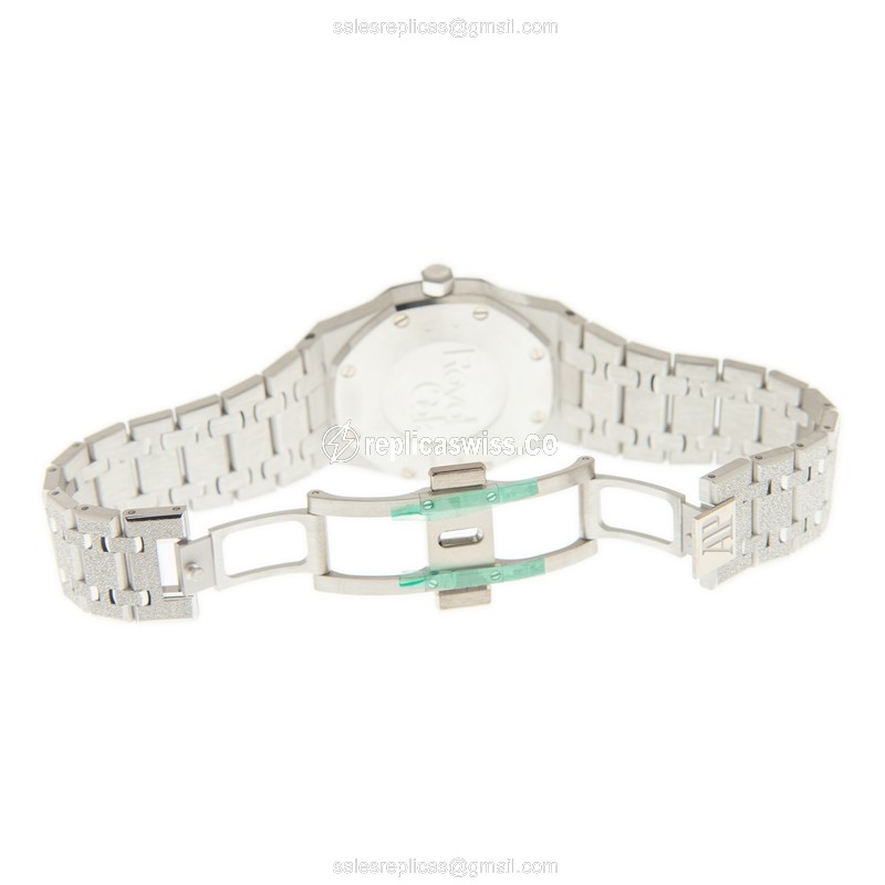 Audemars Piguet 67653BC.GG.1263BC.01 ROYAL OAK Quartz 18kt White Gold