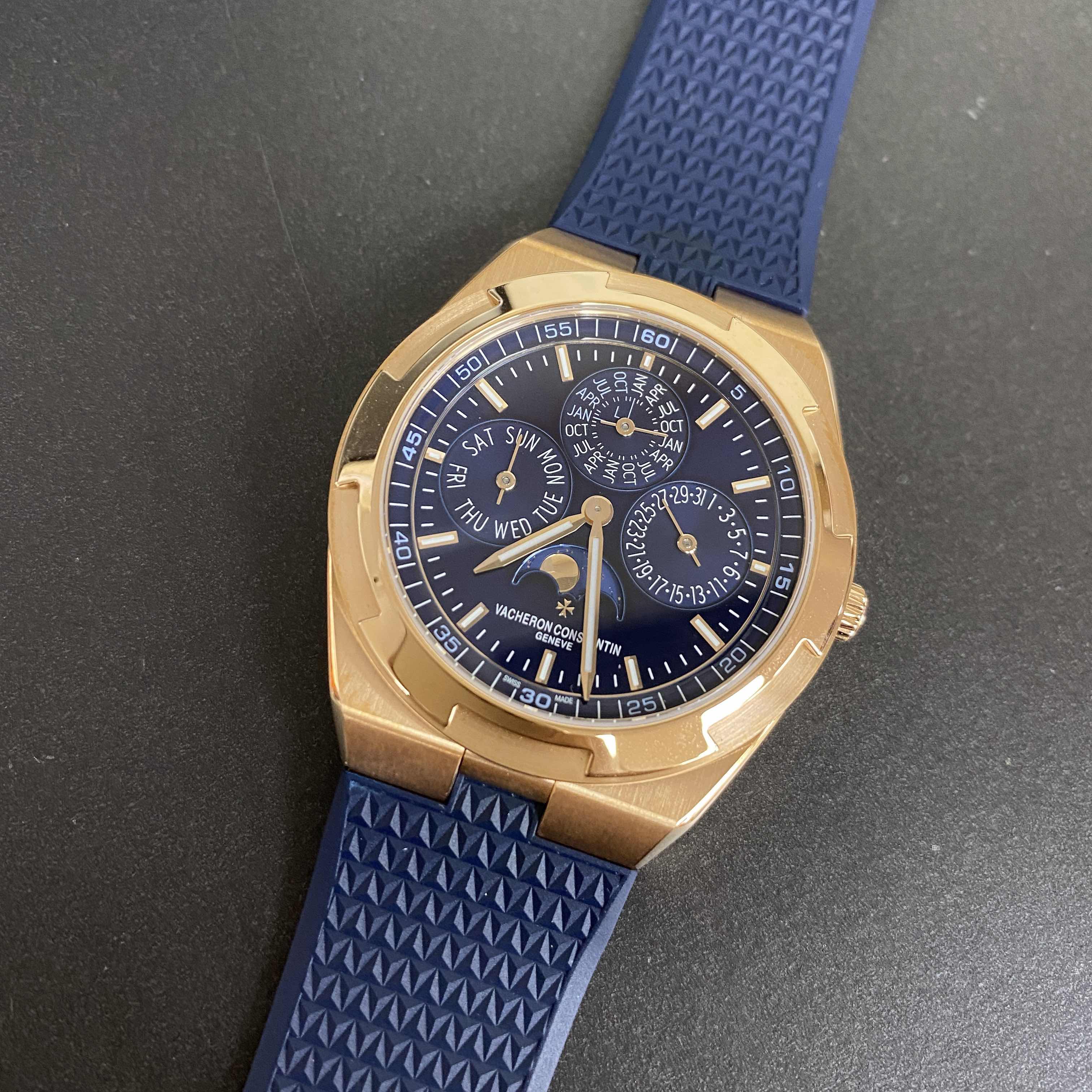 Vacheron Constantin 4300V/000R-B509 OVERSEAS Automatic 18kt Rose Gold