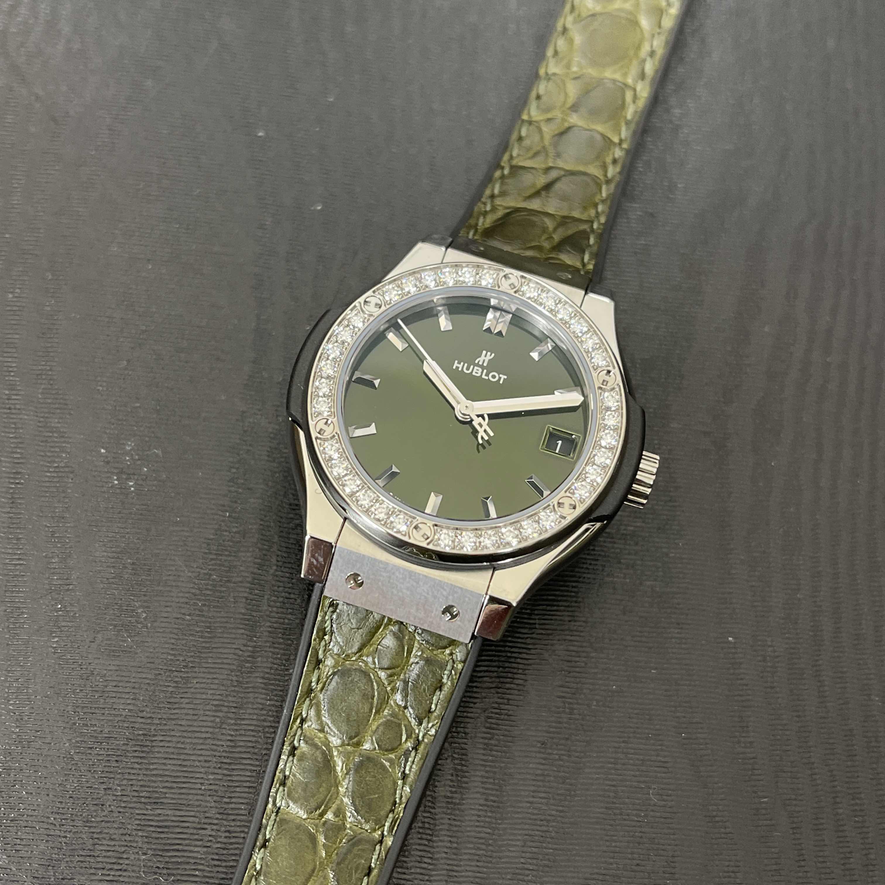 Hublot 581.NX.8970.LR.1104 CLASSIC FUSION Quartz Titanium & Diamond