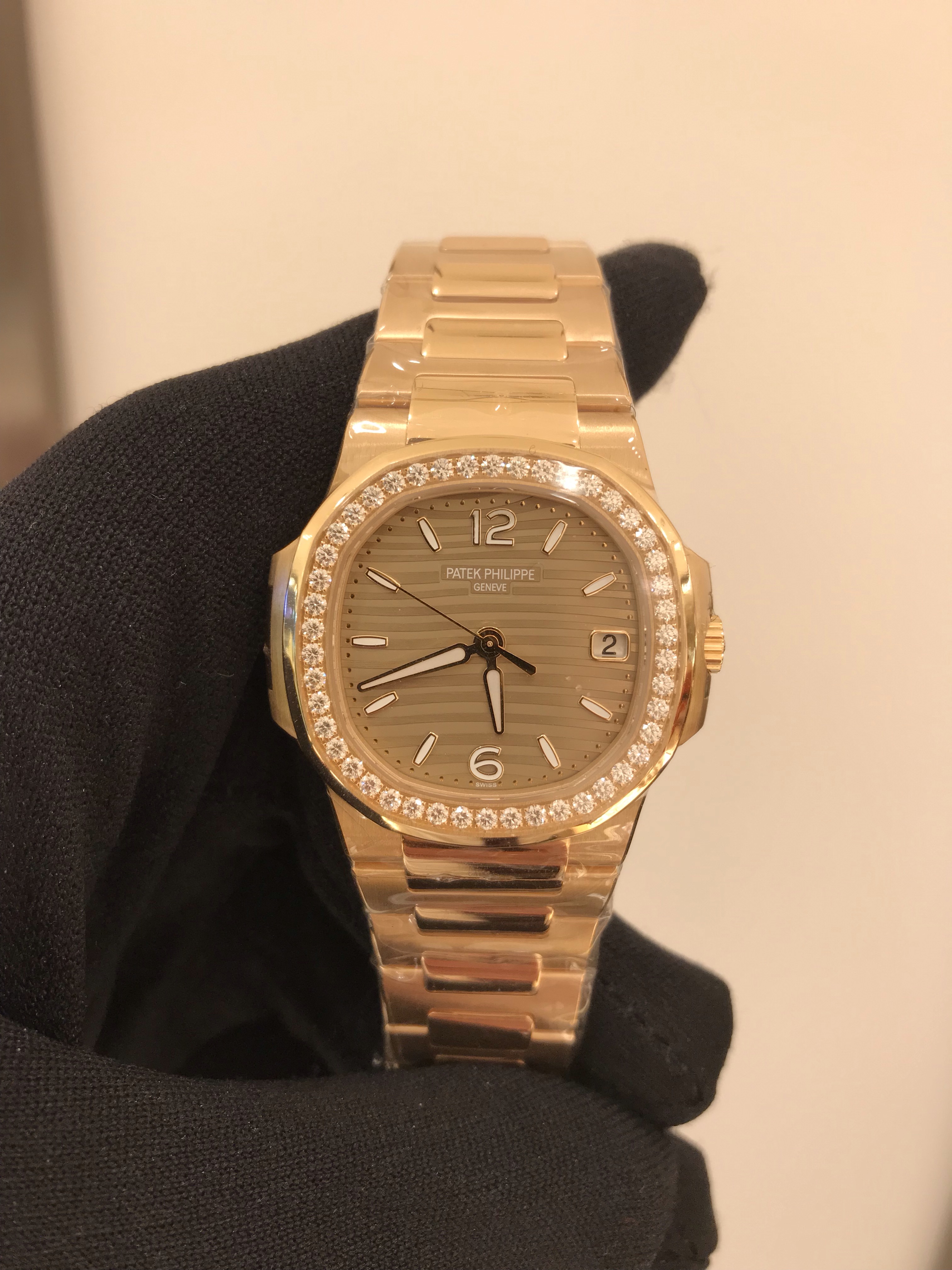 Patek Philippe 7010/1R-012 NAUTILUS Quartz 18kt Rose Gold & Diamonds