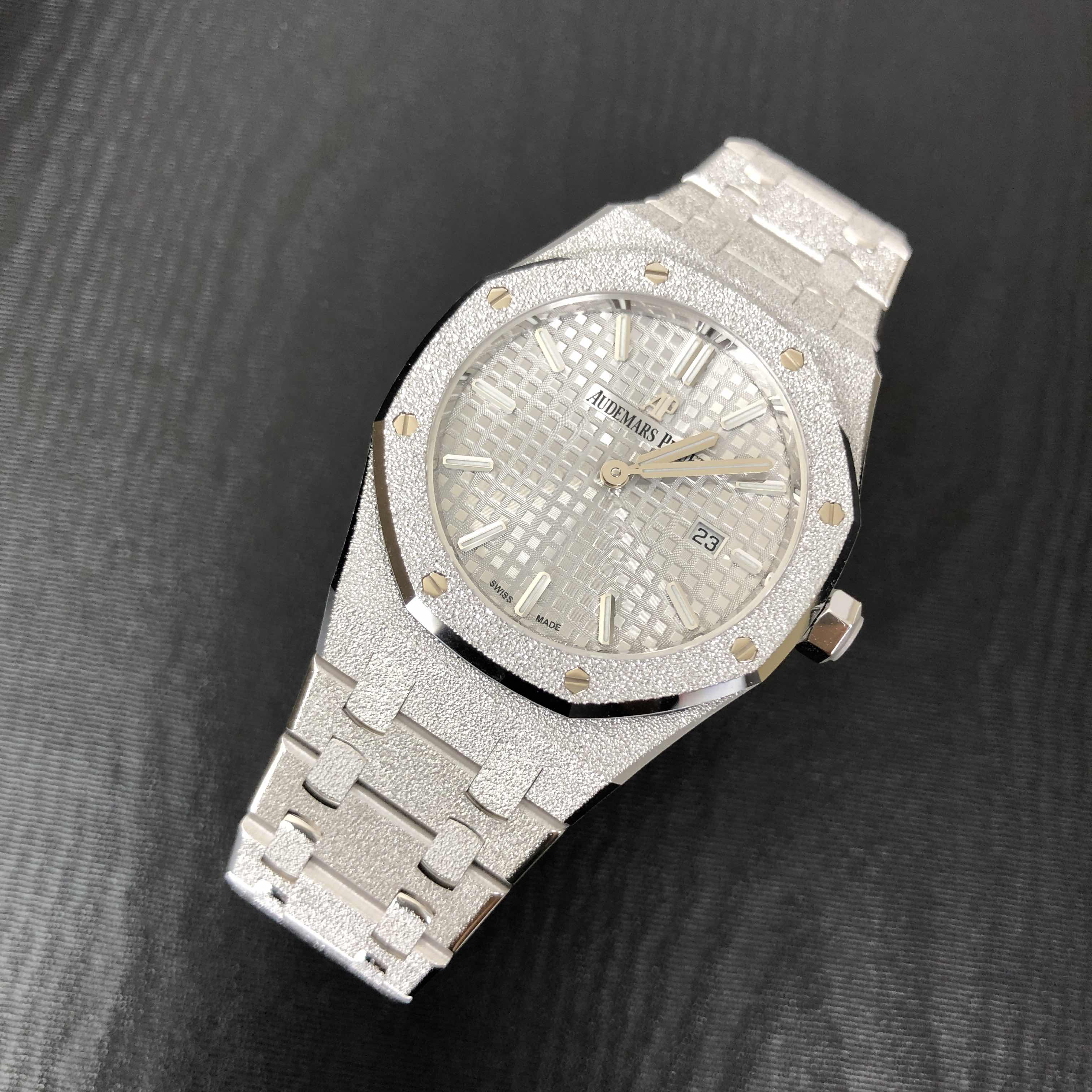 Audemars Piguet 67653BC.GG.1263BC.01 ROYAL OAK Quartz 18kt White Gold