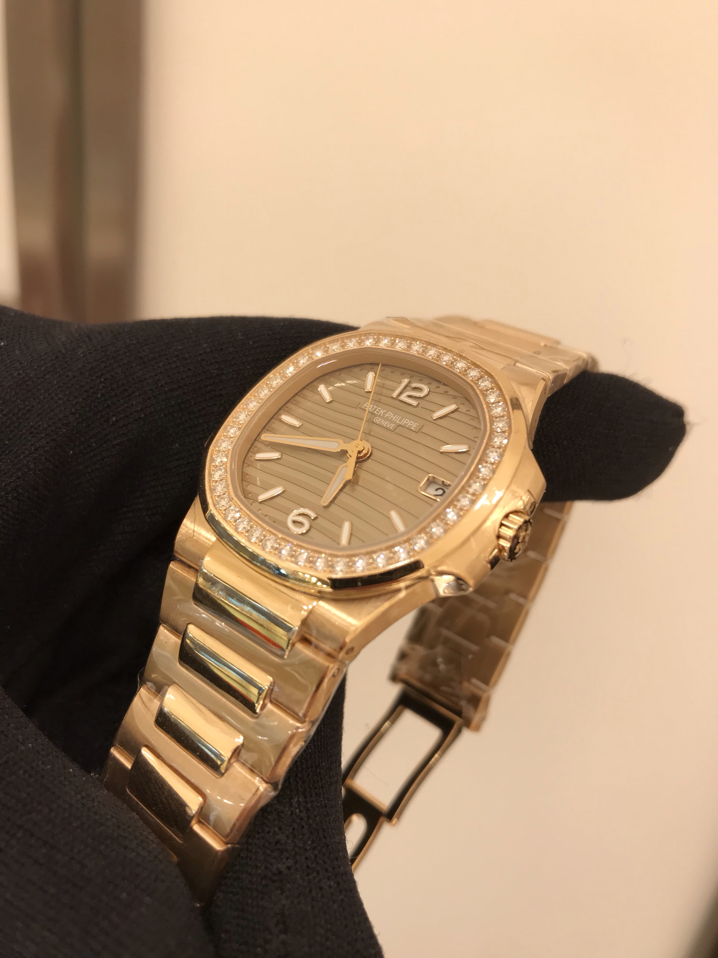 Patek Philippe 7010/1R-012 NAUTILUS Quartz 18kt Rose Gold & Diamonds