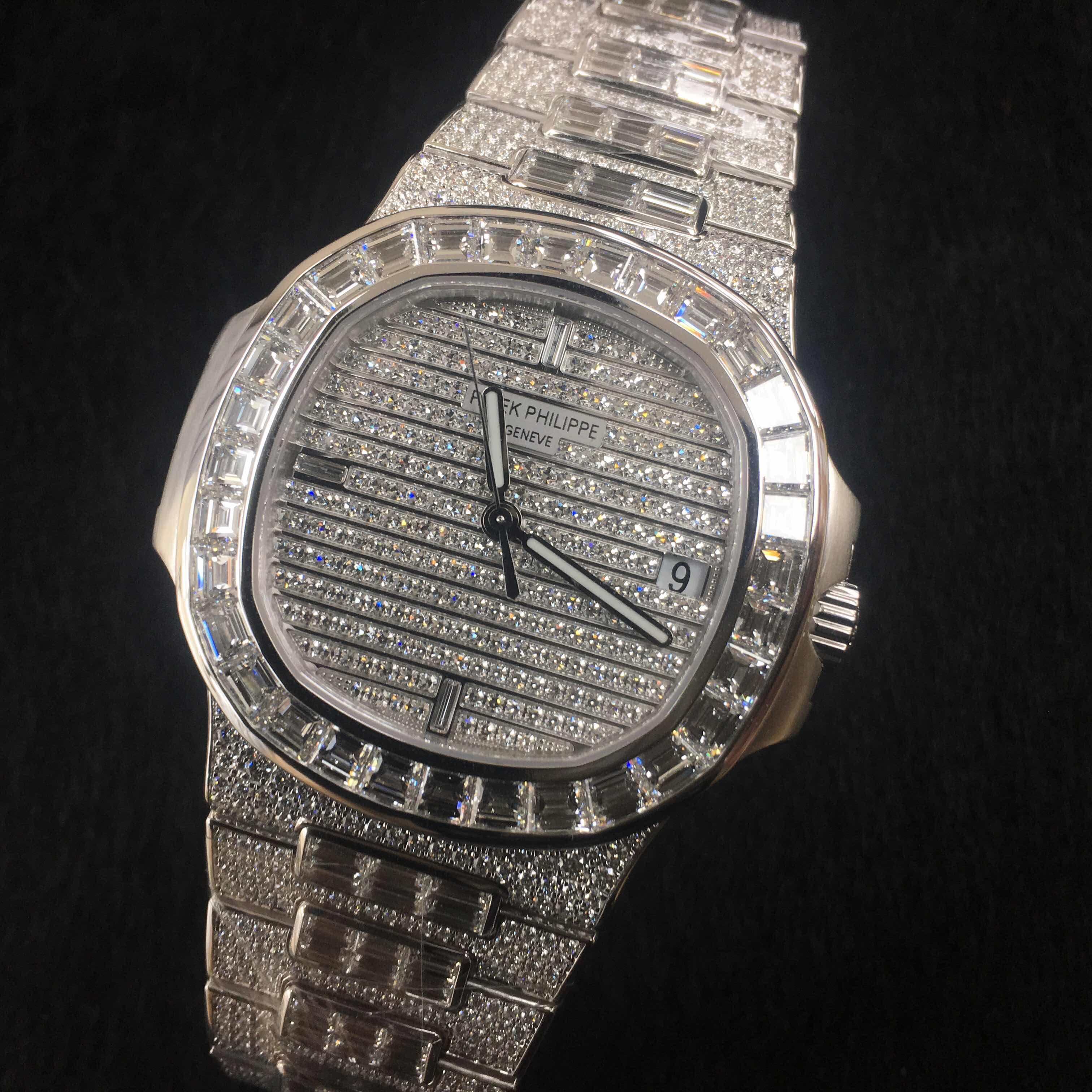 Patek Philippe 5719/10G-010 NAUTILUS Automatic 18kt White Gold & Diamond