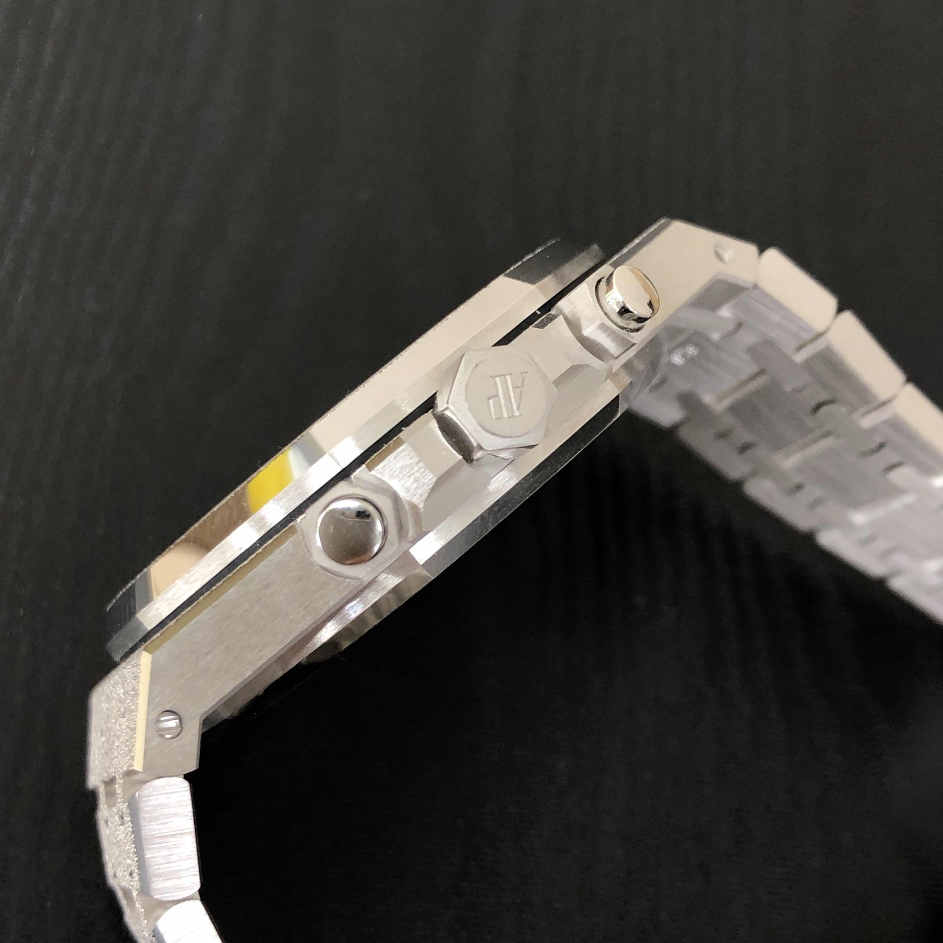 Audemars Piguet 26331BC.GG.1224BC.01 ROYAL OAK Automatic 18kt White Gold