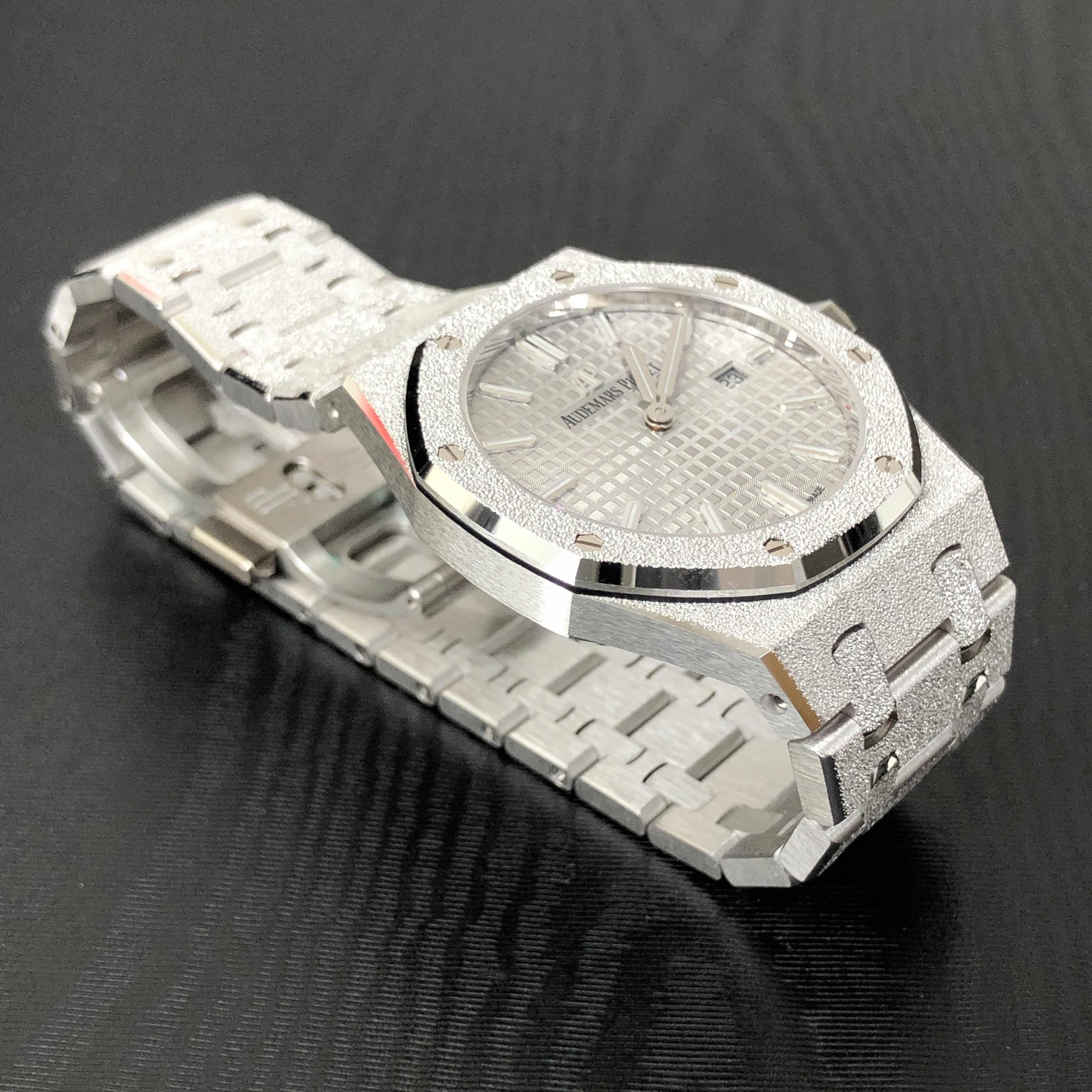 Audemars Piguet 67653BC.GG.1263BC.01 ROYAL OAK Quartz 18kt White Gold