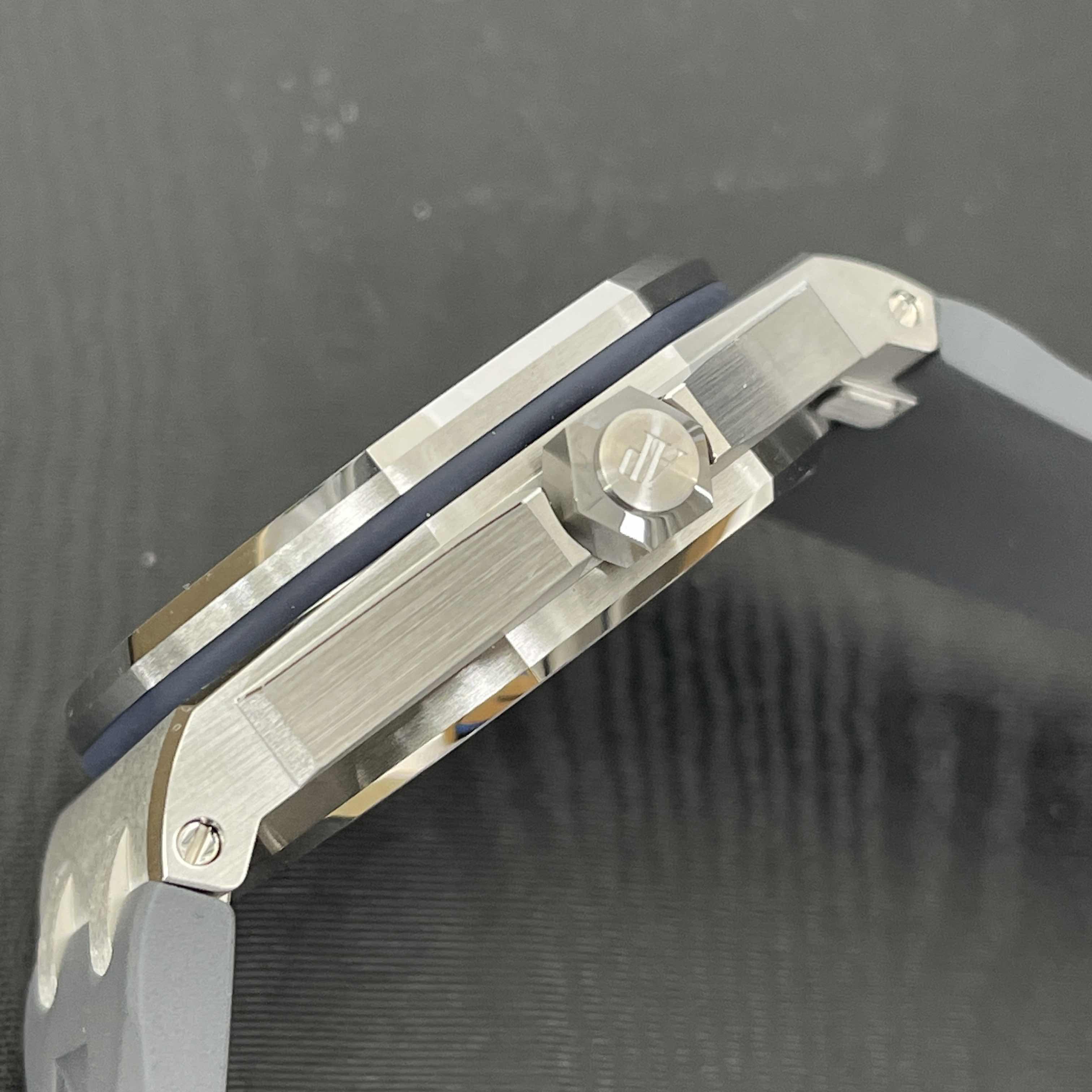 Audemars Piguet 15720ST.OO.A009CA.01 ROYAL OAK OFFSHORE Automatic Stainless Steel